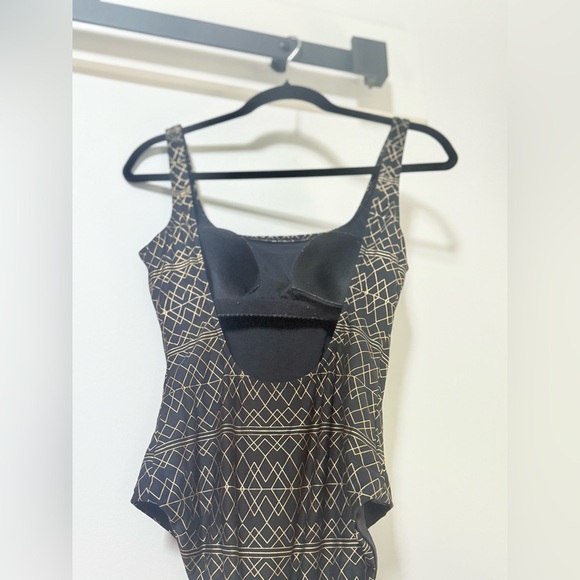NIP TUCK BOND EYE ONE PIECE SWIMSUIT Black & Gold Size 6 (s) - Picture 5 of 9